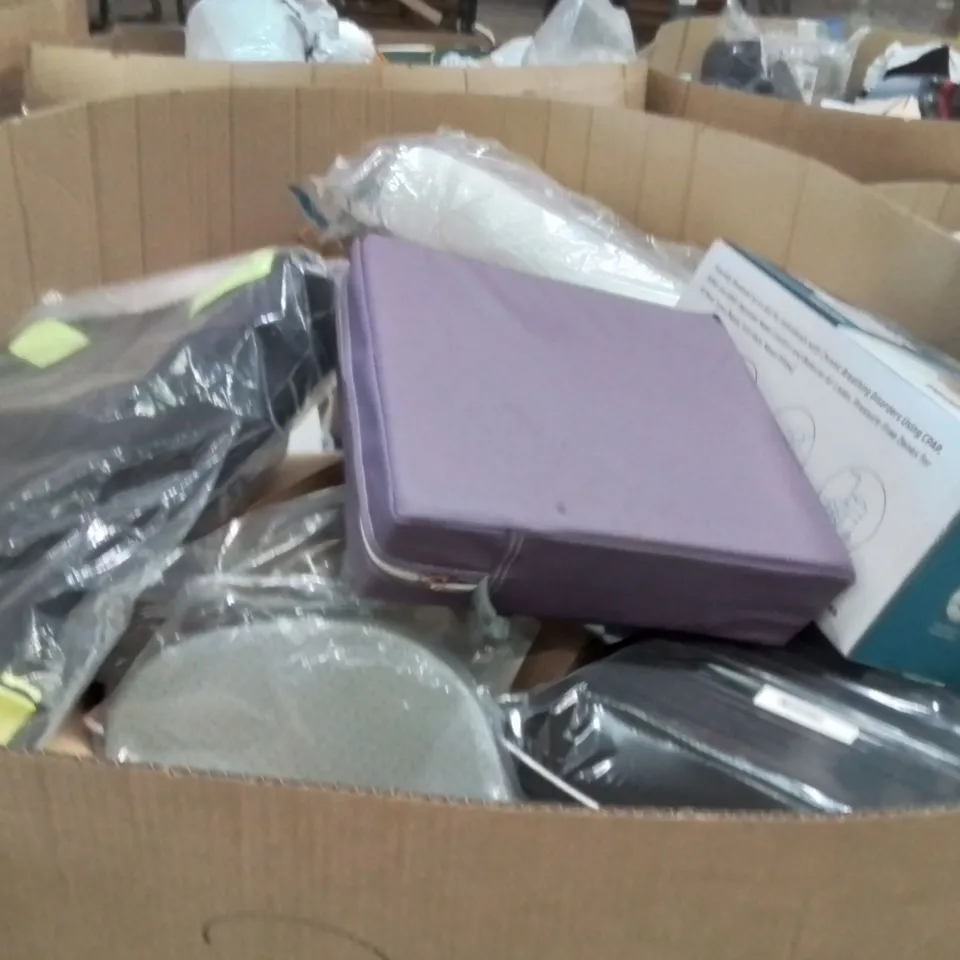 PALLET TO CONTAIN A LARGE QUANTITY OF PILLOWS