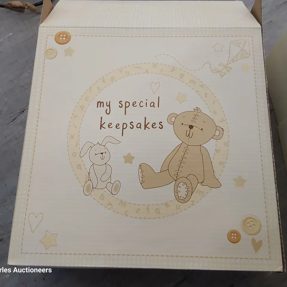 BUTTON CORNER KEEP SAKE BOX  RRP £19.99