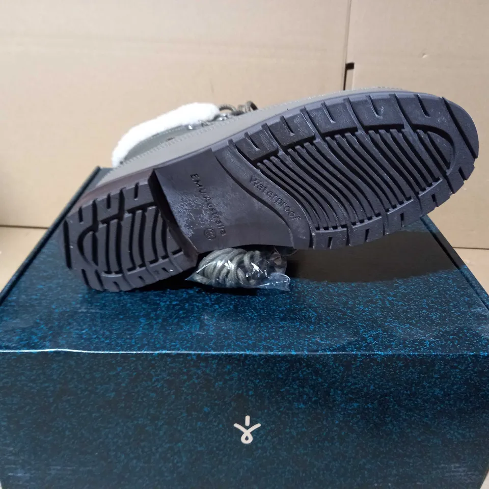 BOXED PAUR OF EMU OKAB FAUX LEATHER BOOTS IN DARK OLIVE UK SIZE 7