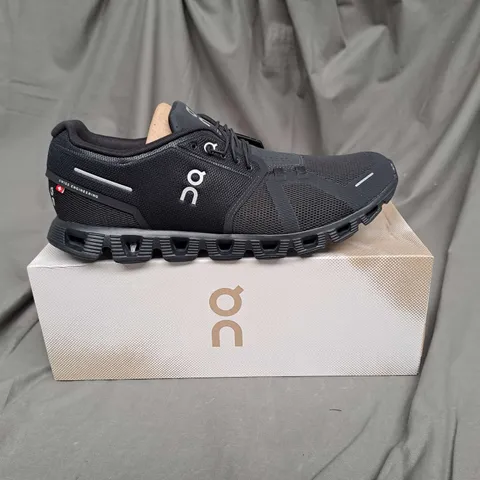 BOXED PAIR OF CLOUD 5 TRAINERS IN BLACK SIZE 10