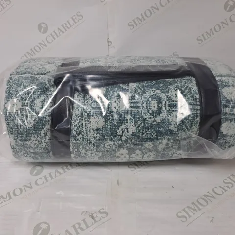 BOXED OUTLET ALISON CORK INDOOR/OUTDOOR OVAL CHINOISERIE RUG BLUE/WHITE // SIZE: APPROX 100 X 160cm