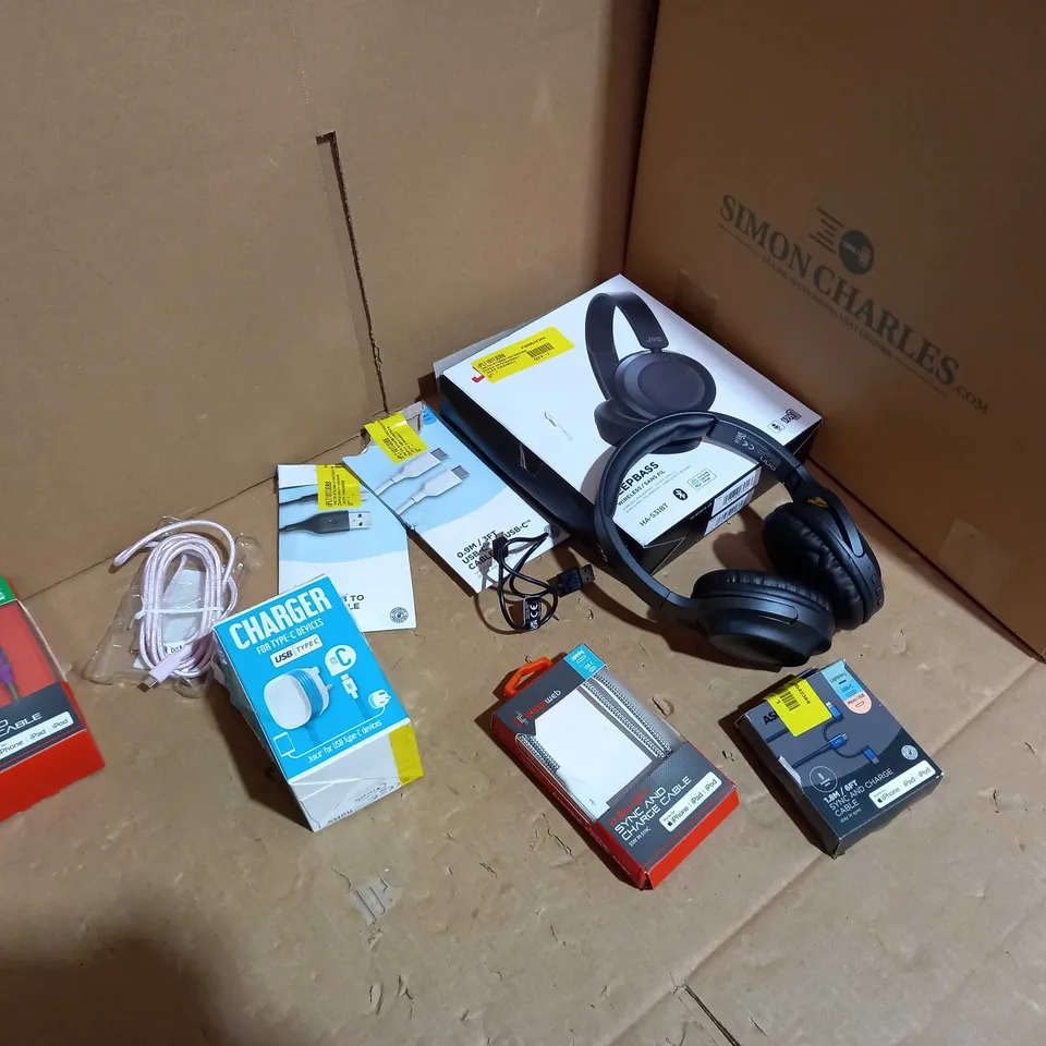 BOX OF APPROX 15 ASSORTED ELECTRICAL ITEMS TO INCLUDE: USB CABLE, HEADPHONES, CHARGER