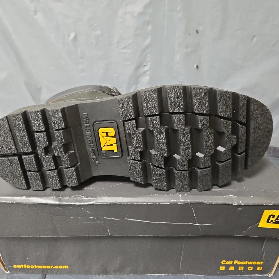 BOXED PAIR OF CAT COLORADO 2.0 BOOTS IN BLACK - UK 8