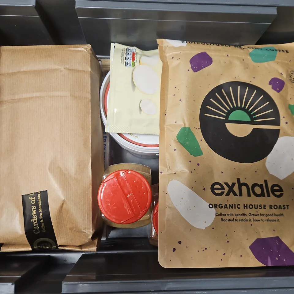 APPROXIMATELY 12 ASSORTED FOOD & DRINK ITEMS TO INCLUDE GRIND DARK ROAST COFFEE PODS, PERCY PIG SWEETS, GARLIC HERB SAUCE, ETC - COLLECTION ONLY