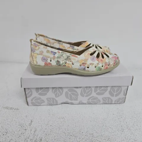 BOXED PAIR OF SHOE TREE PALMS IN FLORAL MIX - SIZE 3
