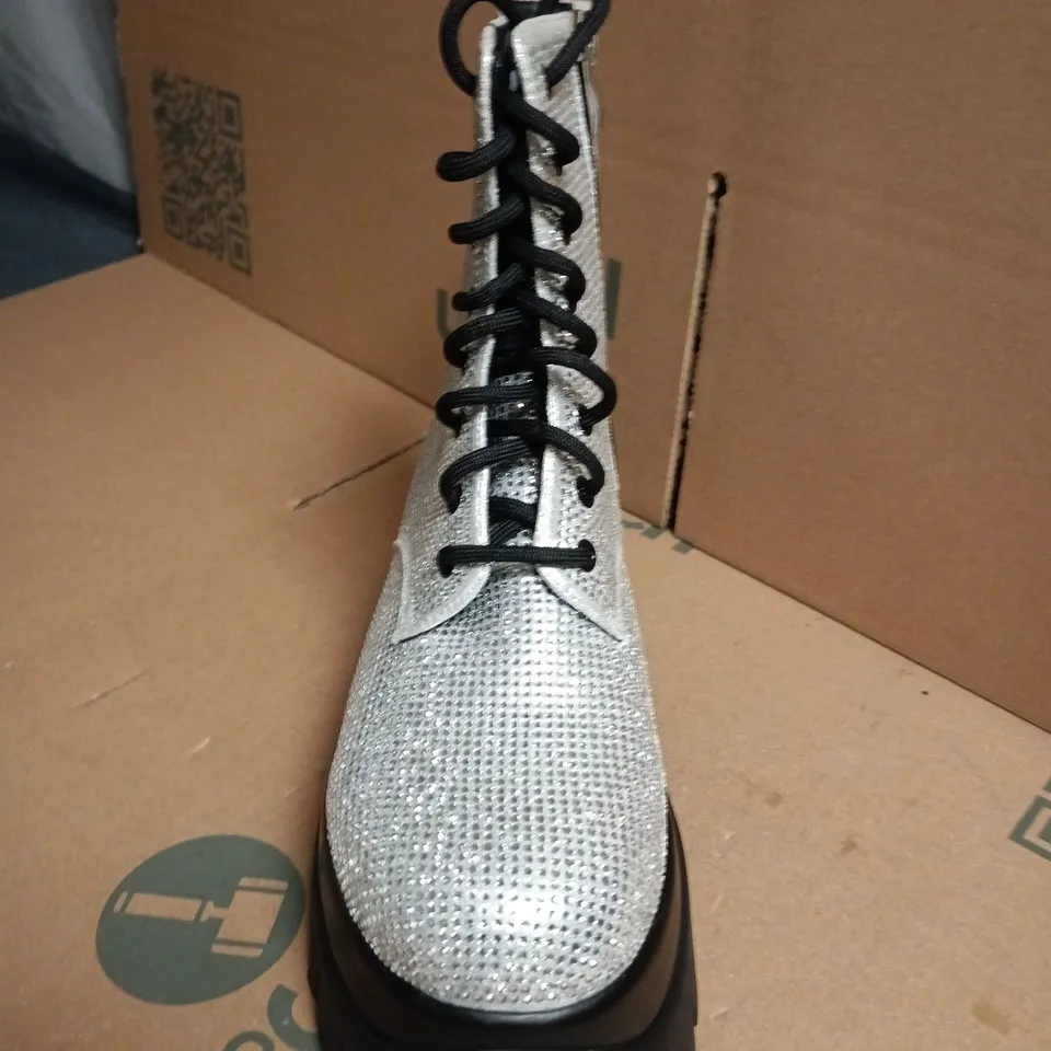 BOXED KOI TWILGHT SAGA VAMPIRE SKIN PLATFORM GLITTERING BOOTS – SILVER, UK4