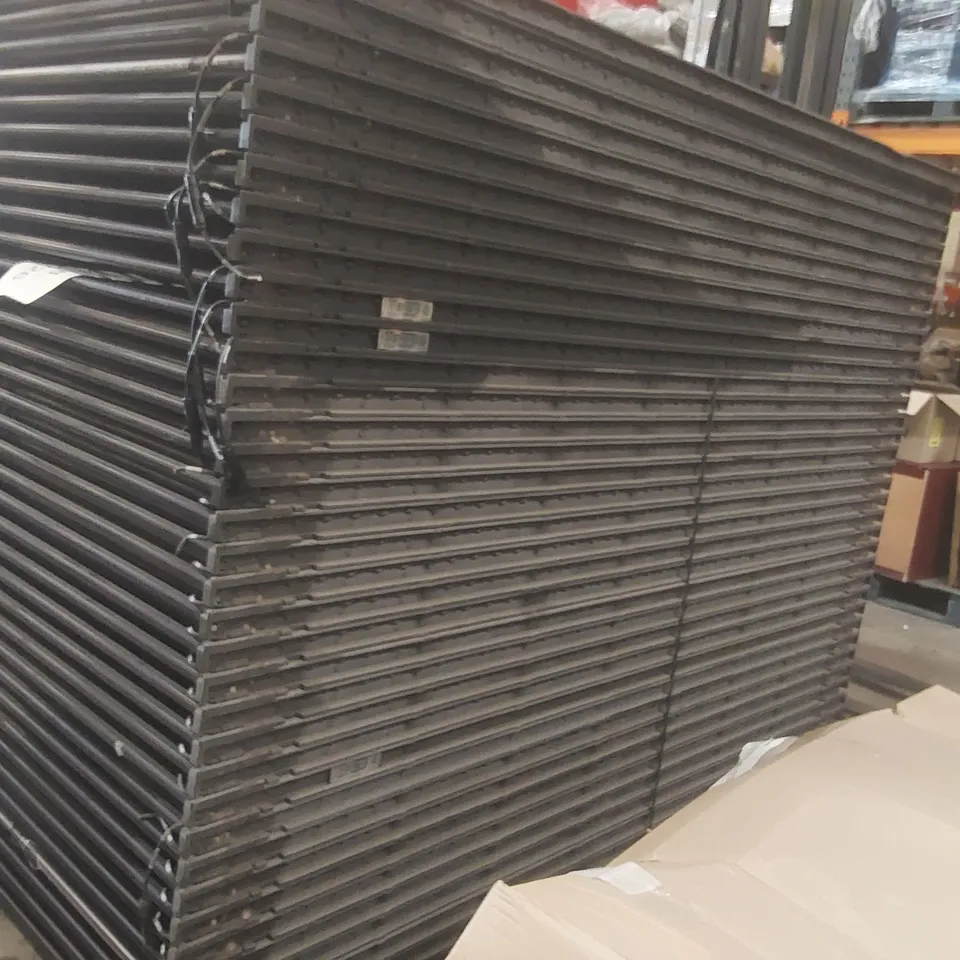 PALLET CONTAINING A VERY LARGE QUANTITY OF SOLYNDRA 200W SOLAR PANELS