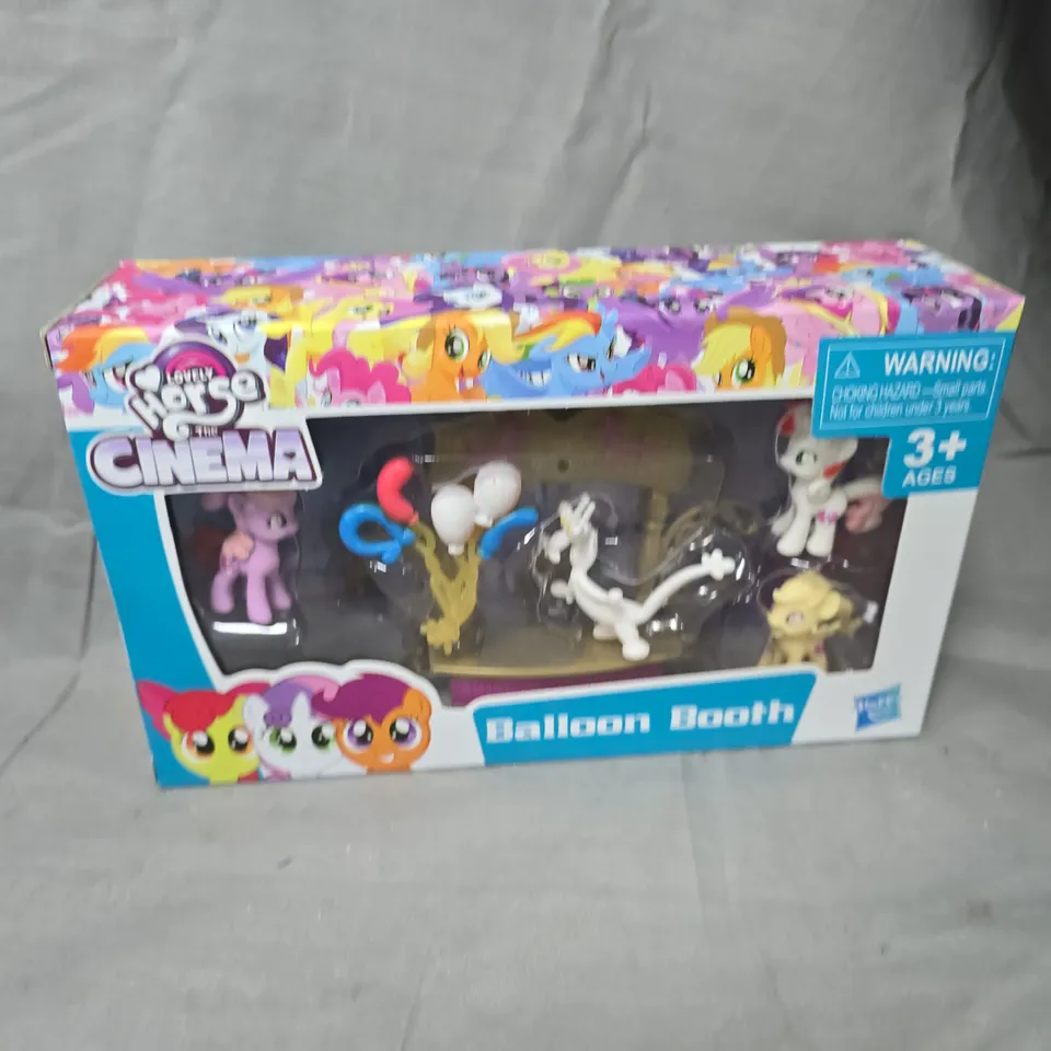 BOXED LOVELY THE HORSE THE CINEMA SCENE SERIES 12 PCS SET