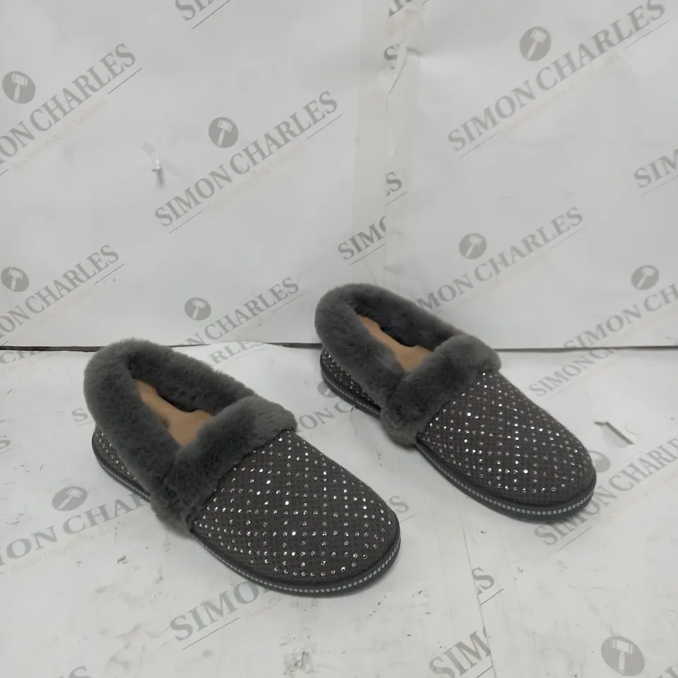 BOXED PAIR SKECHERS COZY SLIPPERS - CHARCOAL - UK SIZE 5 - BOXED 