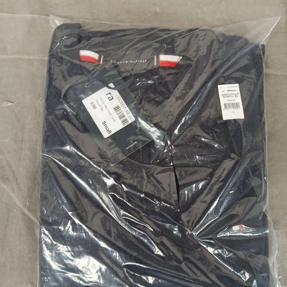 BAGGED TOMMY HILFIGER COTTON V-NECK IN NAY - SMALL