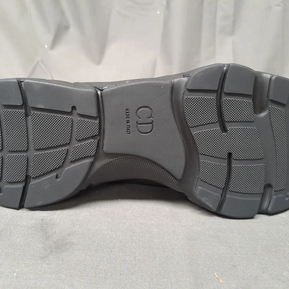 PAIR OF DIOR SHOES IN BLACK/GREY EU SIZE 44