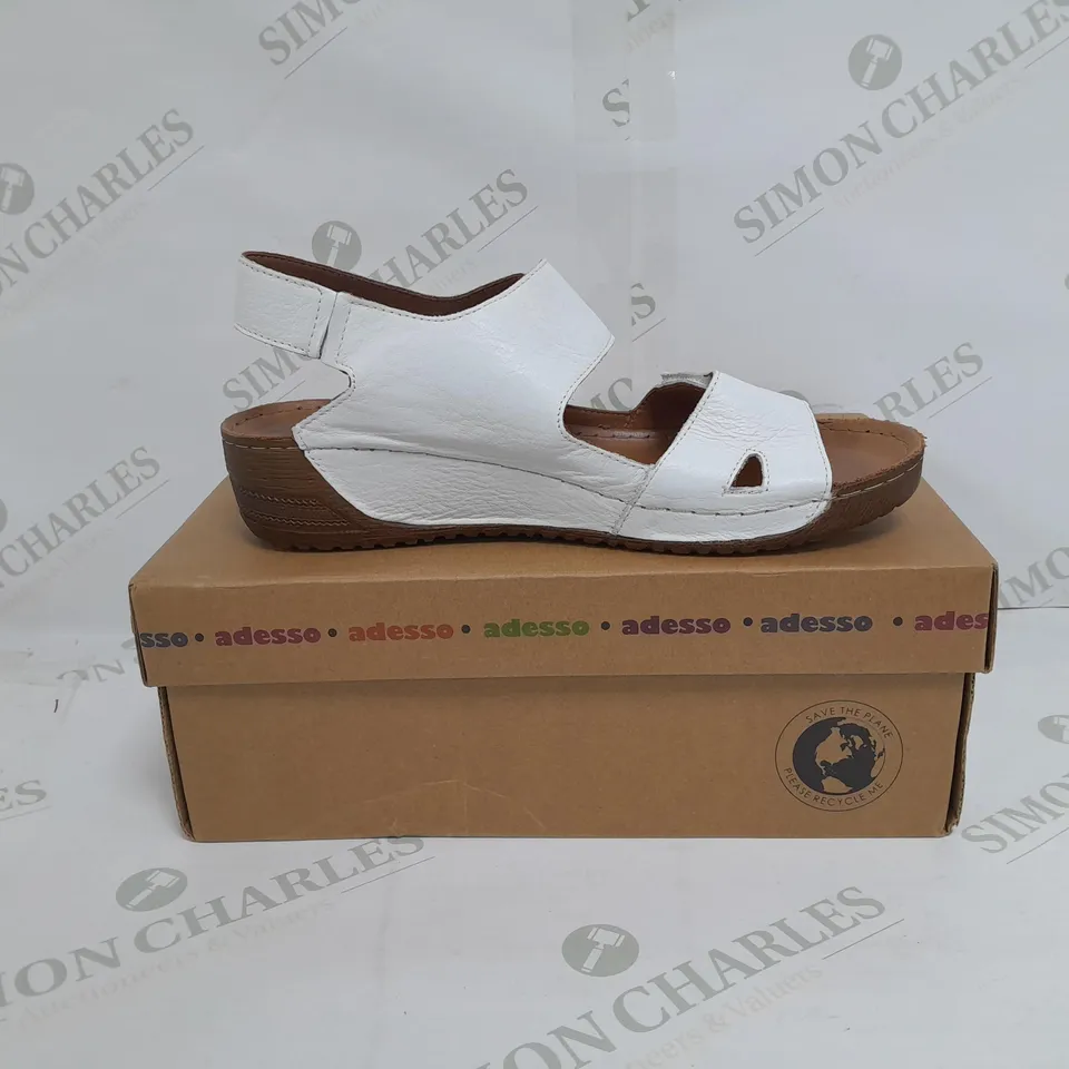 BOXED PAIR OF ADESSO LILY LEATHER BUCKLE SANDALS IN WHITE SIZE 6