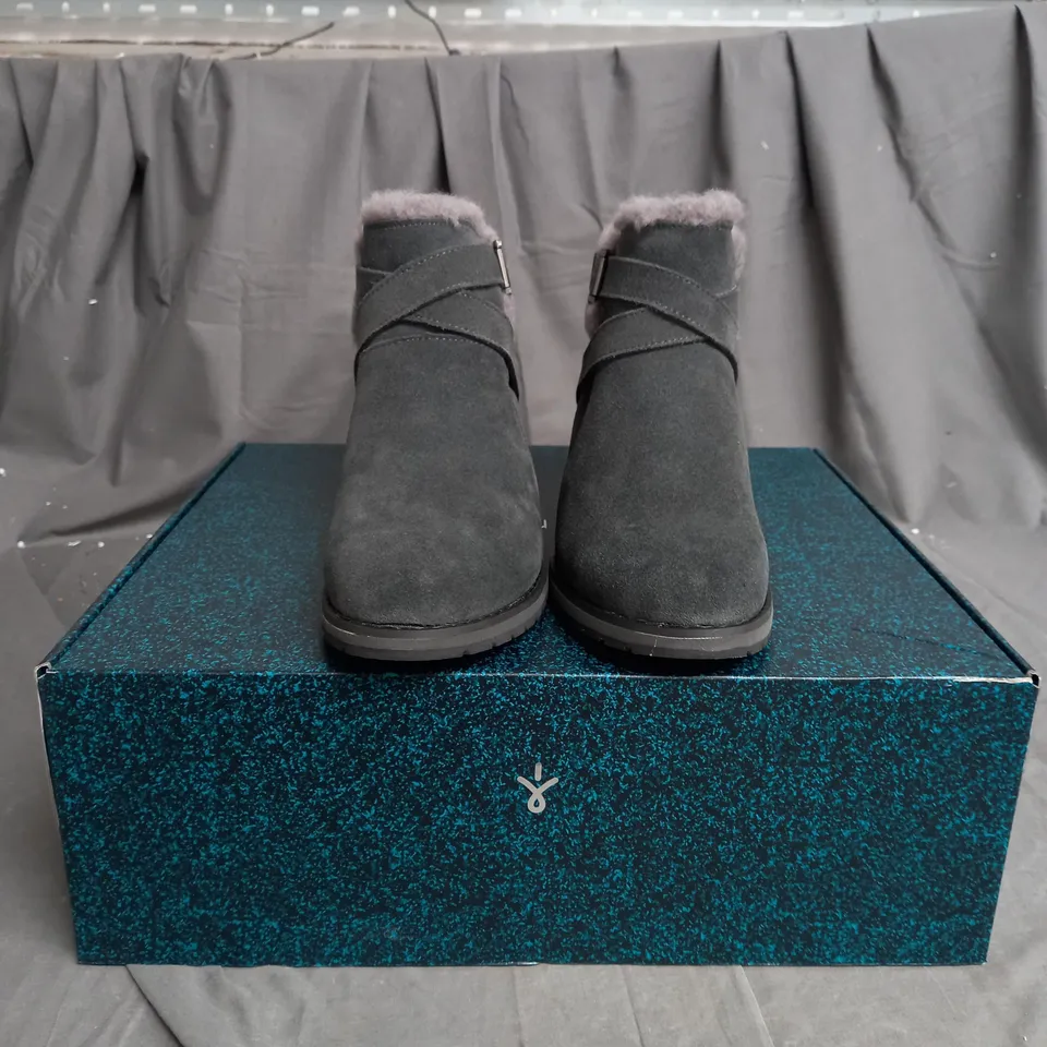 EMU MERAK SUEDE BOOTS SIZE 5