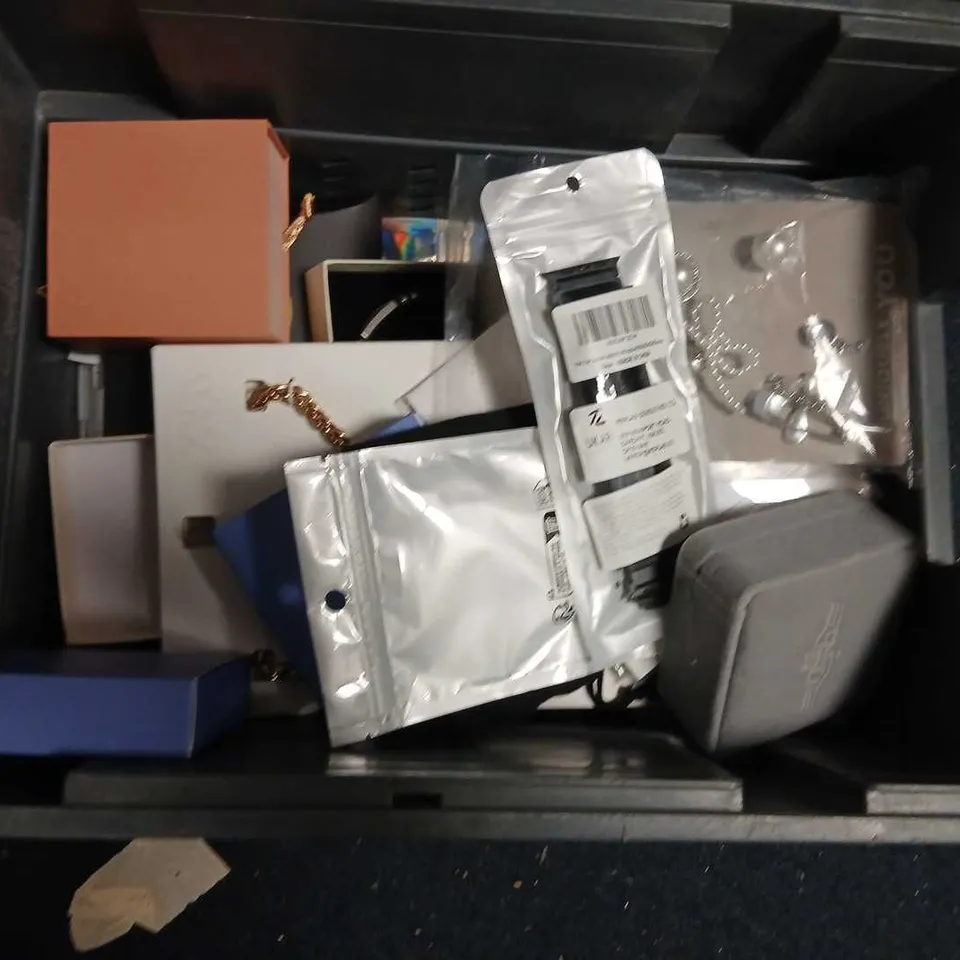 LARGE QUANTITY OF ASSORTED JEWELLERY AND ACCESSORIES