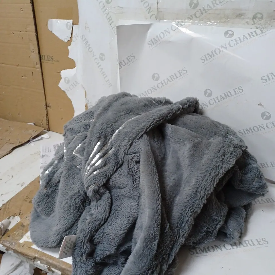 GREY FLUFFY BLANKET WITH SEQUINS