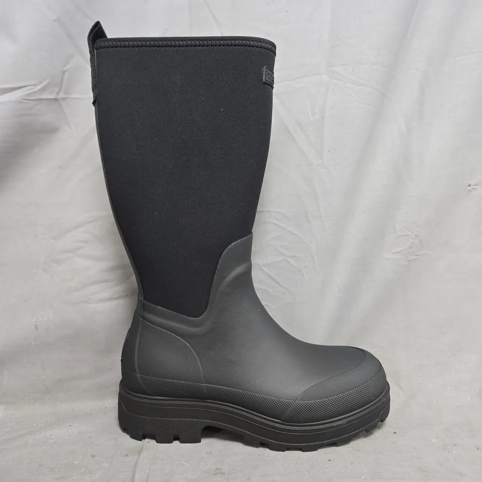 BOXED PAIR OF TRETON SALLA NEO WELLINGTON BOOTS IN BLACK SIZE 7