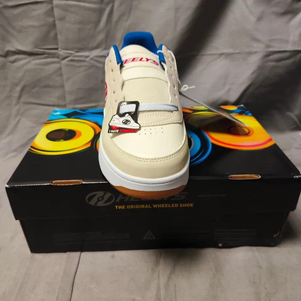 BOXED PAIR OF HEELYS SHOES IN CREAM/BLUE SIZE UK 8