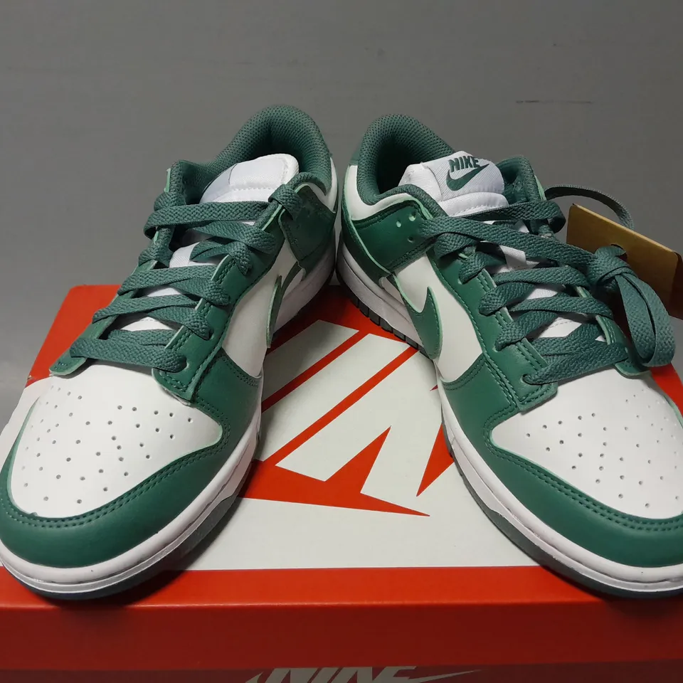 BOXED PAIR OF NIKE WOMENS DUNK LOW NEXT NATURE TRAINERS IN GREEN/WHITE - UK 6