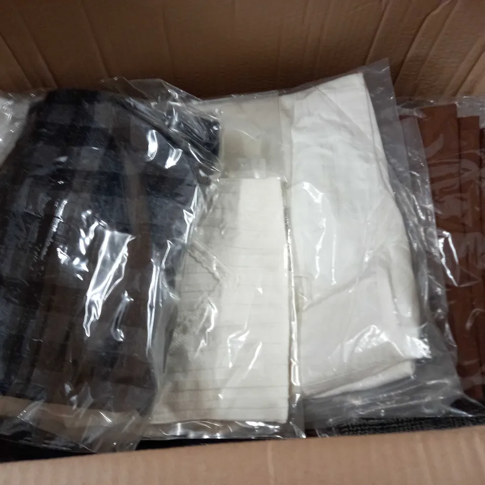 LOT OF APPROXIMATELY 25 ASSORTED BAGGED CLOTHING ITEMS - VARIOUS SIZES