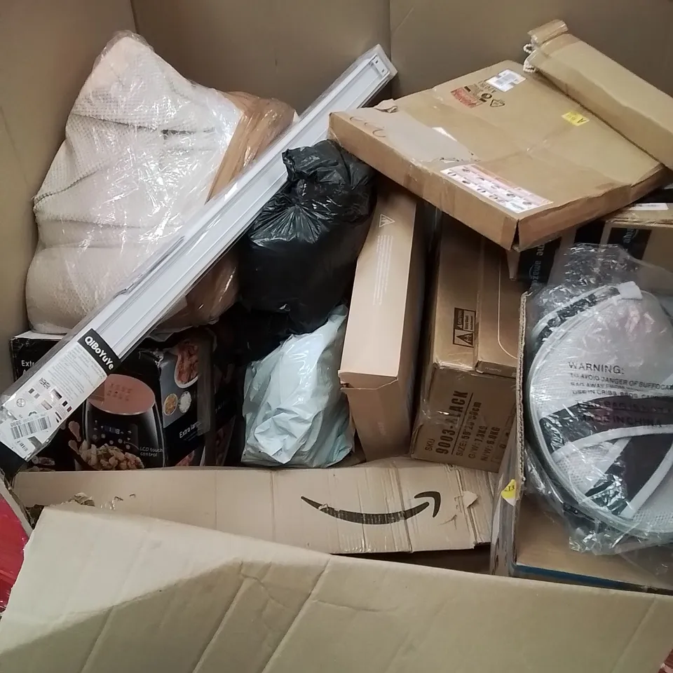 PALLET OF ASSORTED HOUSEHOLD GOODS AND PRODUCTS TO INCLUDE; GARMENT STEAMER, SAUTE PAN, GRILL SET, BOXED FURNITURE ETC