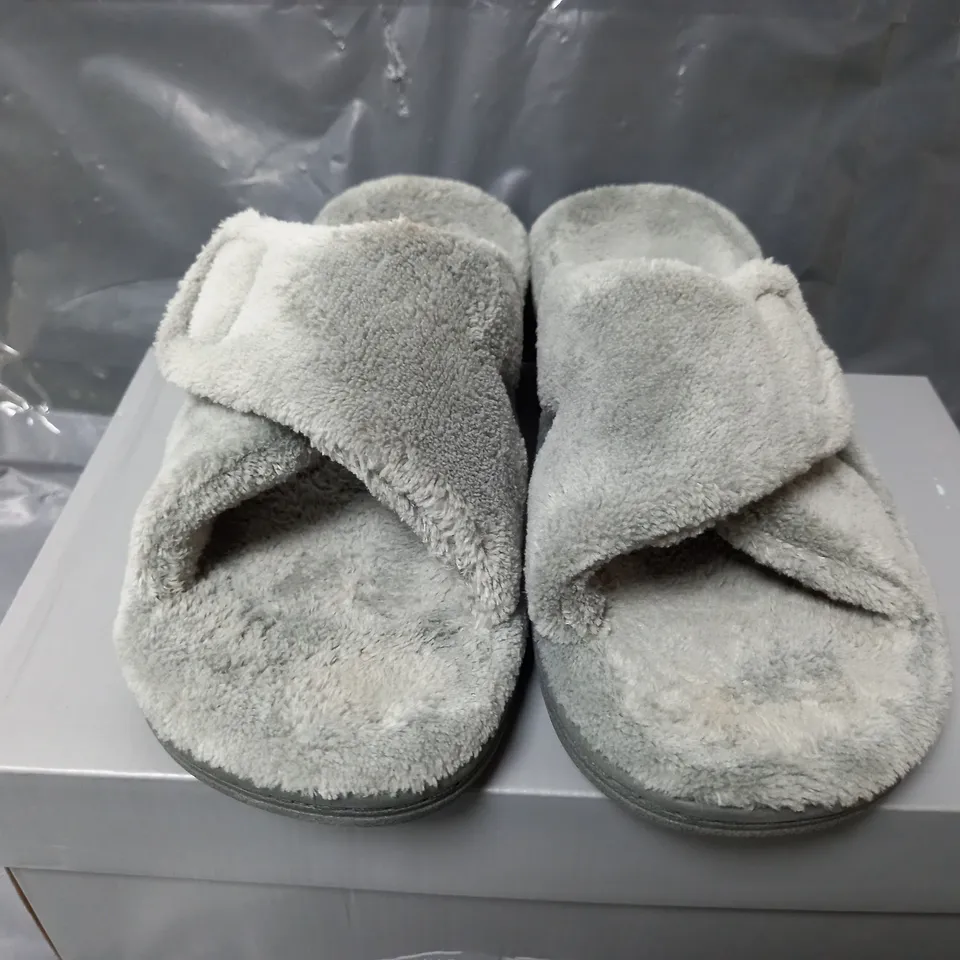 VIONIC INDULGE RELAX SLIPPERS IN LIGHT GREY - UK 6
