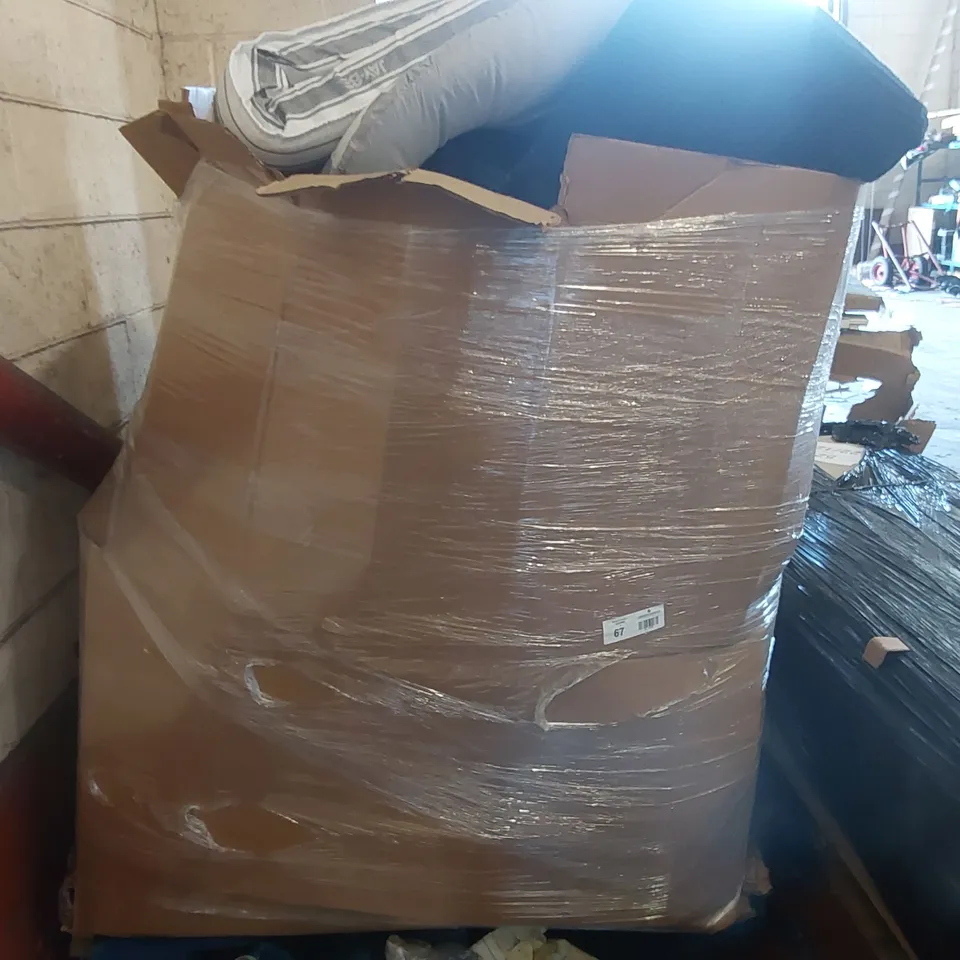 PALLET CONTAINING LARGE QUANTITY OF PILLOWS ECT