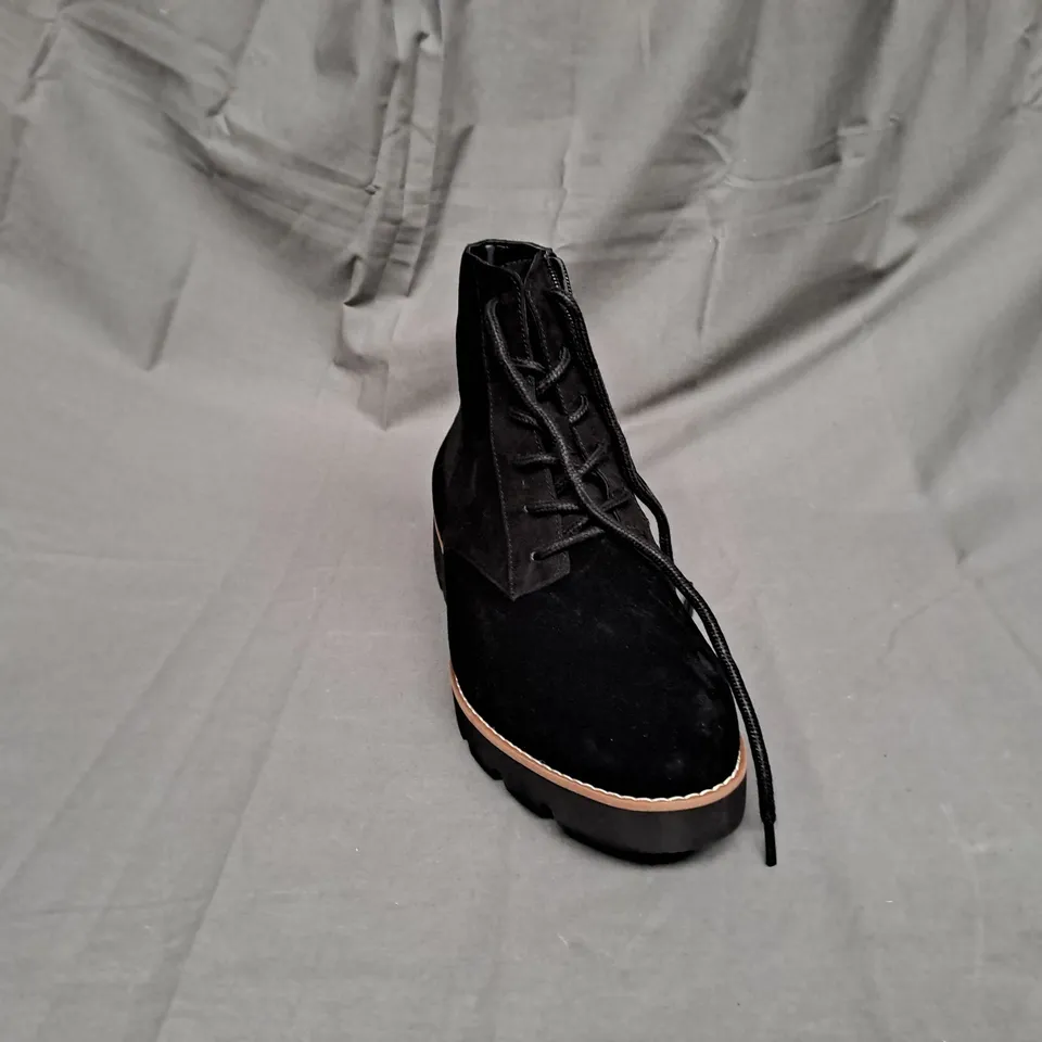 PAIR OF VIONIC LARSON LACE UP BOOTS IN BLACK SIZE 6