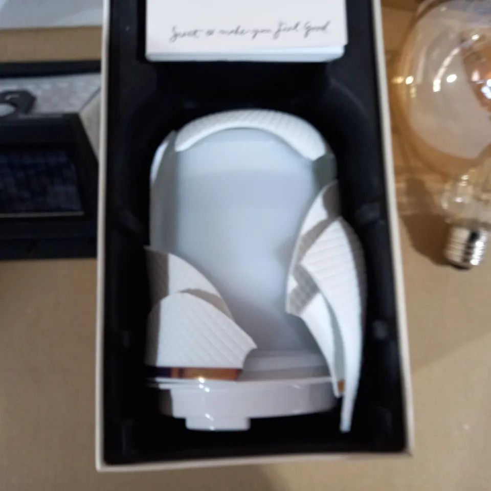 BOX OF APPROX 5 LIGHTING ITEMS TO INCLUDE STAR FILAMENT BULB, NEOM WELLBEING POD, LED SOLAR POWERED SECURITY LIGHT
