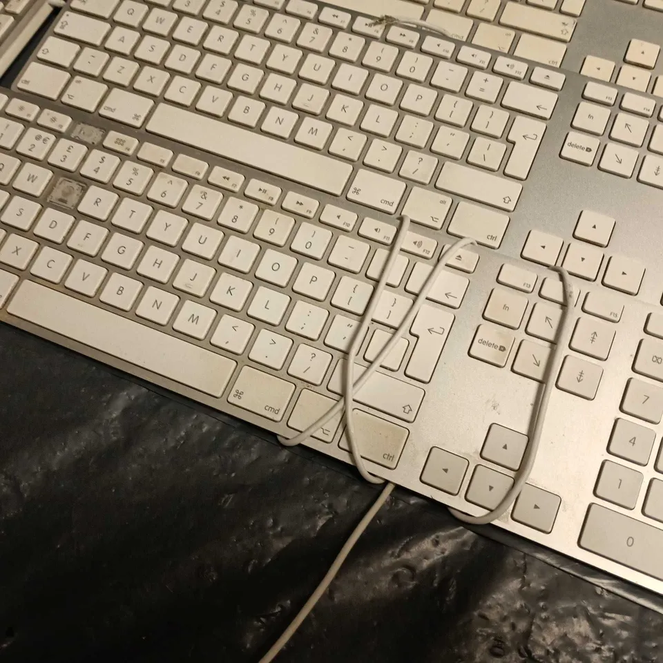 LOT OF 4 WIRED APPLE KEYBOARDS 