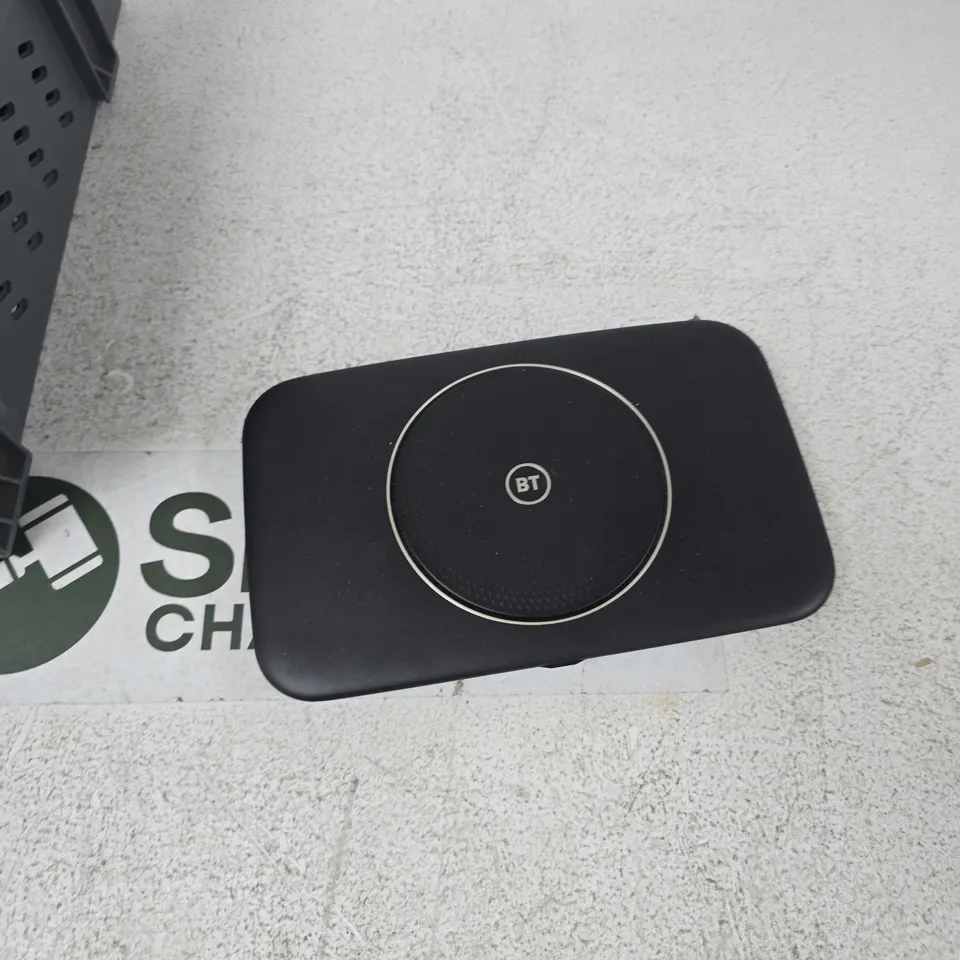 TOTE OF APPROXIMATELY 12 ASSORTED ITEMS TO INCLUDE: BT ROUTER