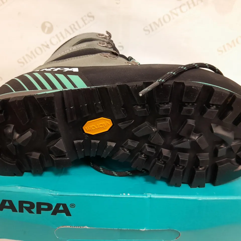 BOXED PAIR OF SCARPA MANTA TECH GORETEX WOMENS BOOTS IN GREY/BLUE - UK 5
