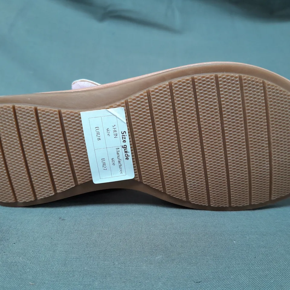 BOXED PAIR OF DESIGNER KIDS OPEN TOE SANDALS IN PRISMATIC MULTICOLOUR EU SIZE 27