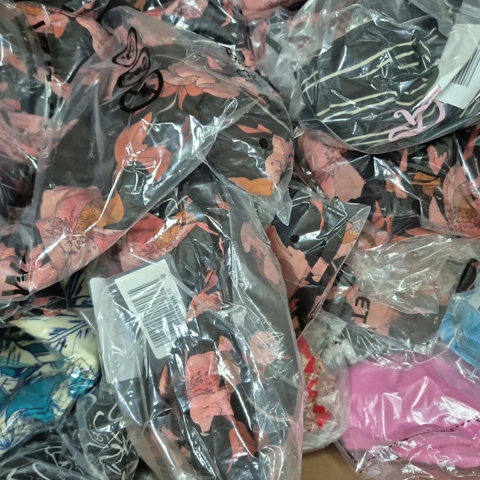 BOX OF APPROXIMATELY 20 ASSORTED CLOTHING AND FASHION ITEMS IN VARIOUS STYLES, SIZES, AND COLOURS - COLLECTION ONLY
