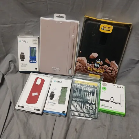 APPROXIMATELY 35 ASSORTED ITEMS TO INCLUDE BELKIN COILED AUDIO CABLE, CYBERPUNK POSTCARDS, FITBIT ACCESSORIES, ETC - COLLECTION ONLY