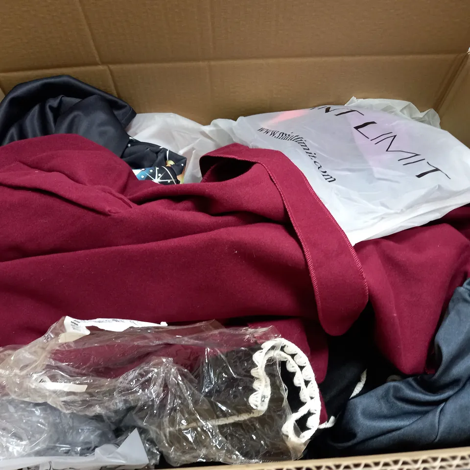 BOX OF APPROXIMATELY 22 ASSORTED CLOTHING ITEMS TO INCUDE - BEANIE , QUARTER ZIP , TROUSERS ETC