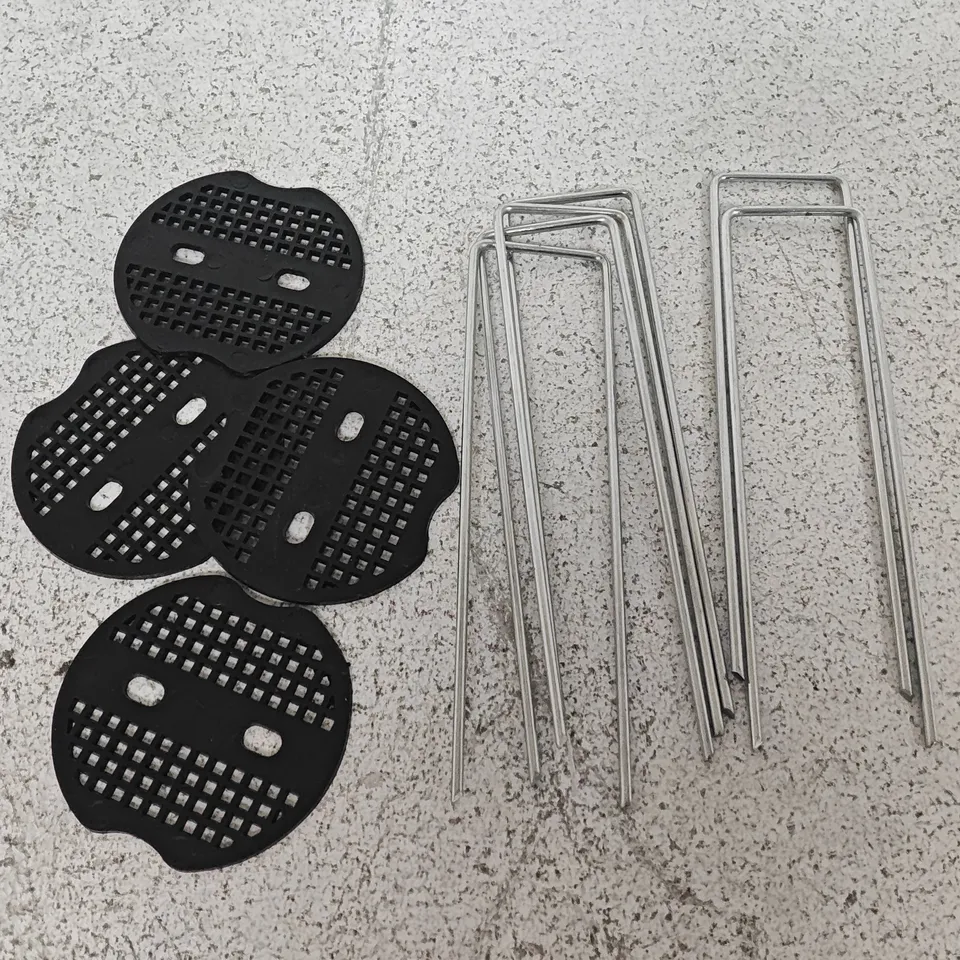 LOT OF SUPPORTED GROUND PEGS