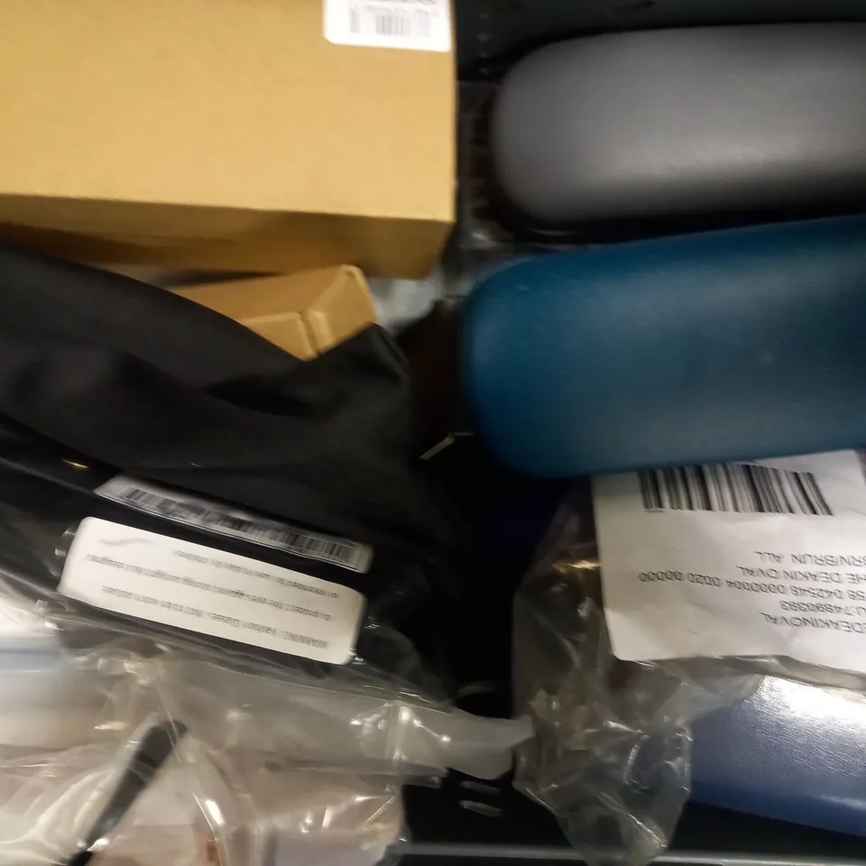 LOT OF APPROXIMATELY 20 ASSORTED EYEWEAR ITEMS, TO INCLUDE SPECTACLES, SUNGLASSES, CASES, ETC