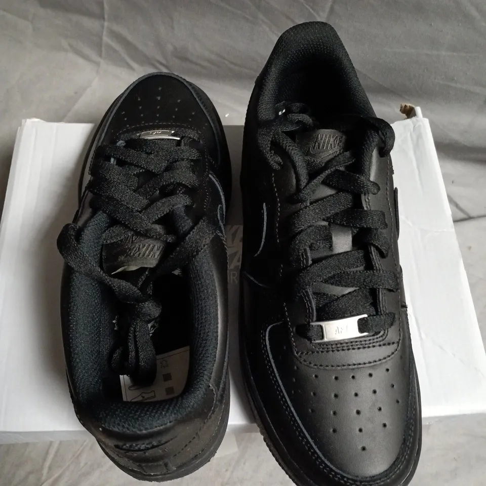 NIKE AIR FORCE 1 LE (GS) BLACK/BLACK – YOUTH UK 5Y