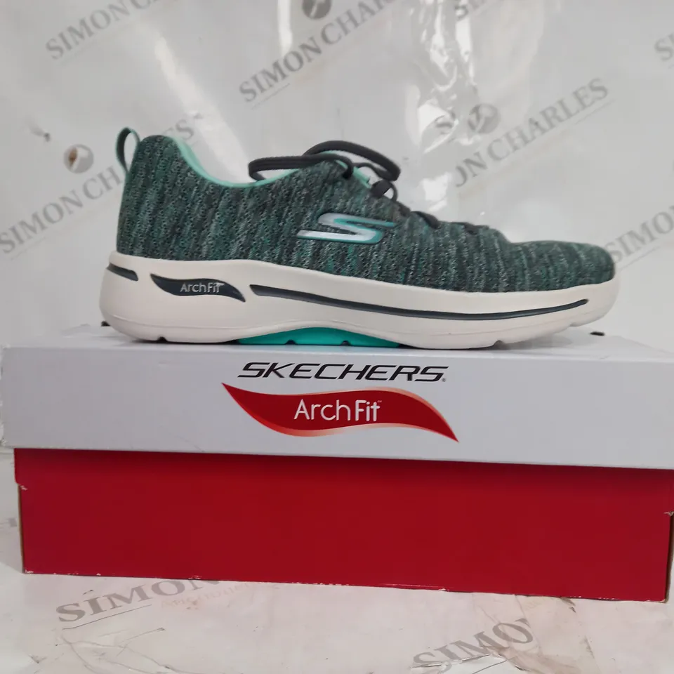 BOXED PAIR OF SKECHERS GO WALK ARCHFIT TRAINER IN CYAN TEXTILE SIZE 7