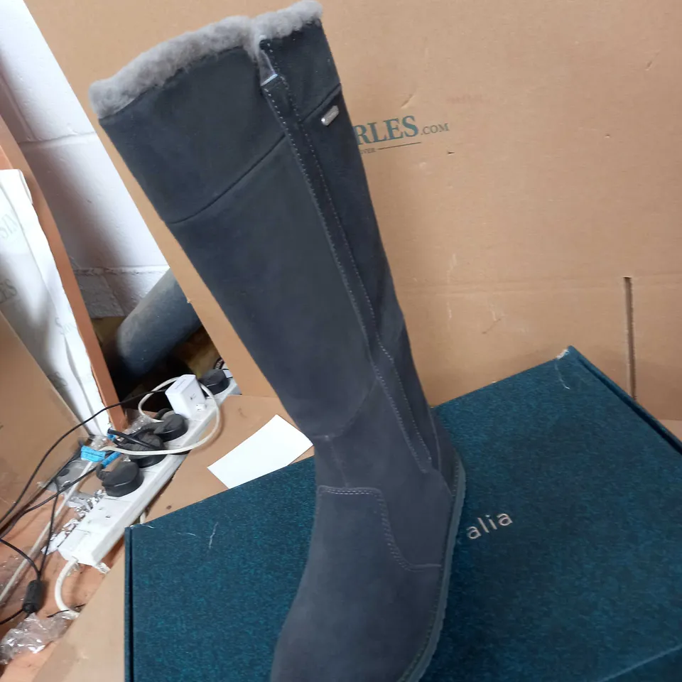 EMU ALL WEATHER WATERPROOF COLL SUEDE SHEEPSKIN MOONTA HIGH BOOT - SIZE 7