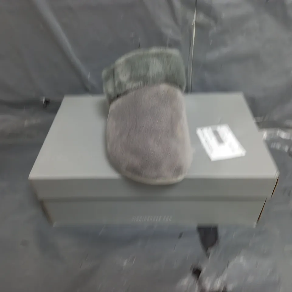 BOXED PAIR OF VIONIC MARIEL SLIPPERS SIZE 5