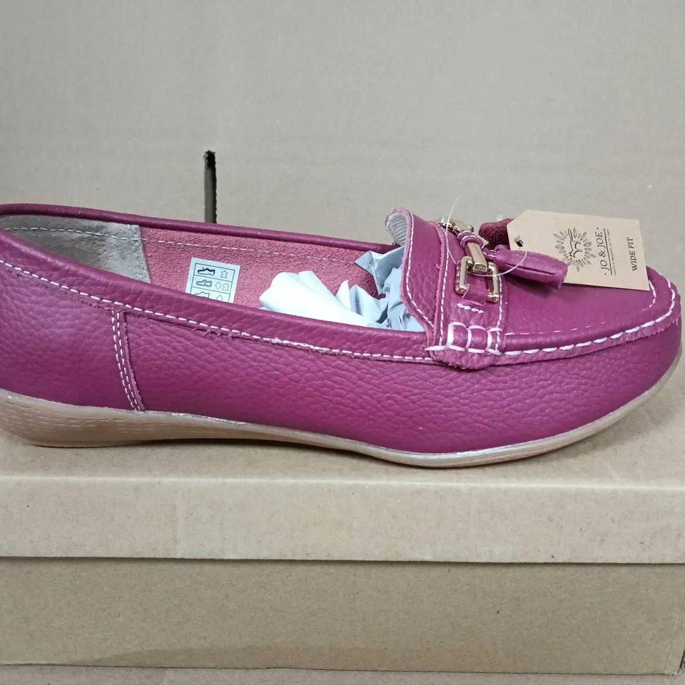BOXED PAIR OF JO & JOE WOMEN'S PINK LEATHER MOCCASIN LOAFERS WITH TASSEL – UK SIZE 8