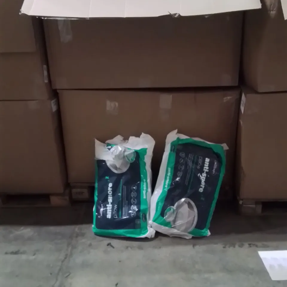 PALLET CONTAINING A LARGE QUANTITY OF PILLOWS 