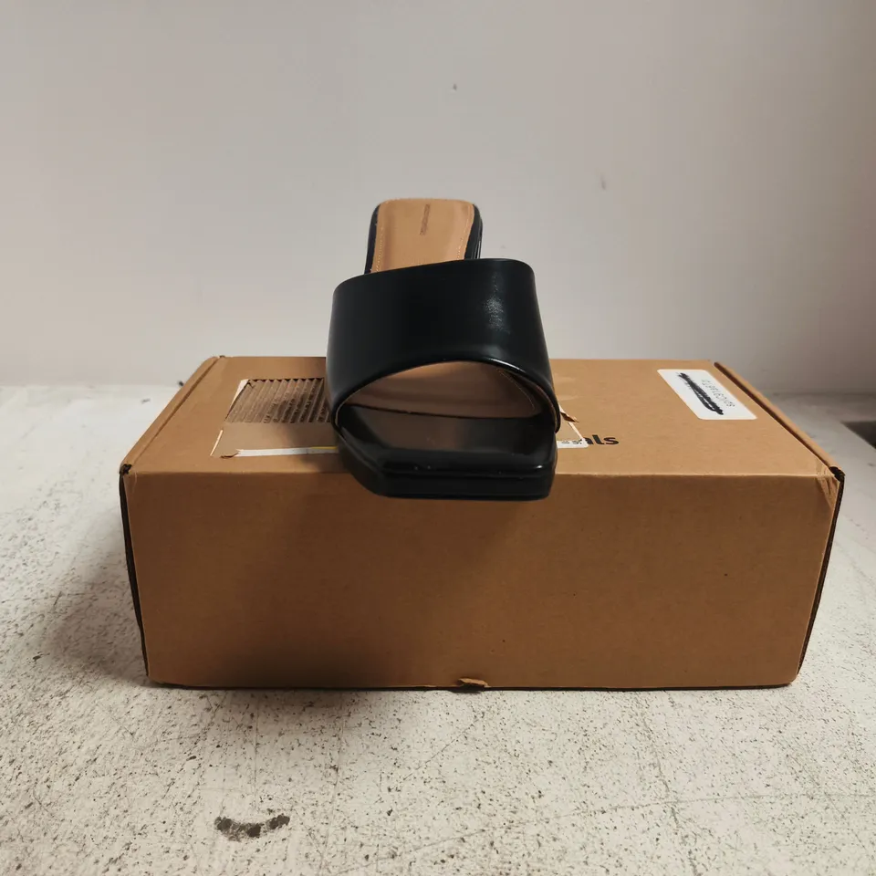 BOXED PAIR OF AMAZON ESSENTIALS WOMEN'S PLATFORM MULE SANDALS IN BLACK FAUX LEATHER SIZE UK 6