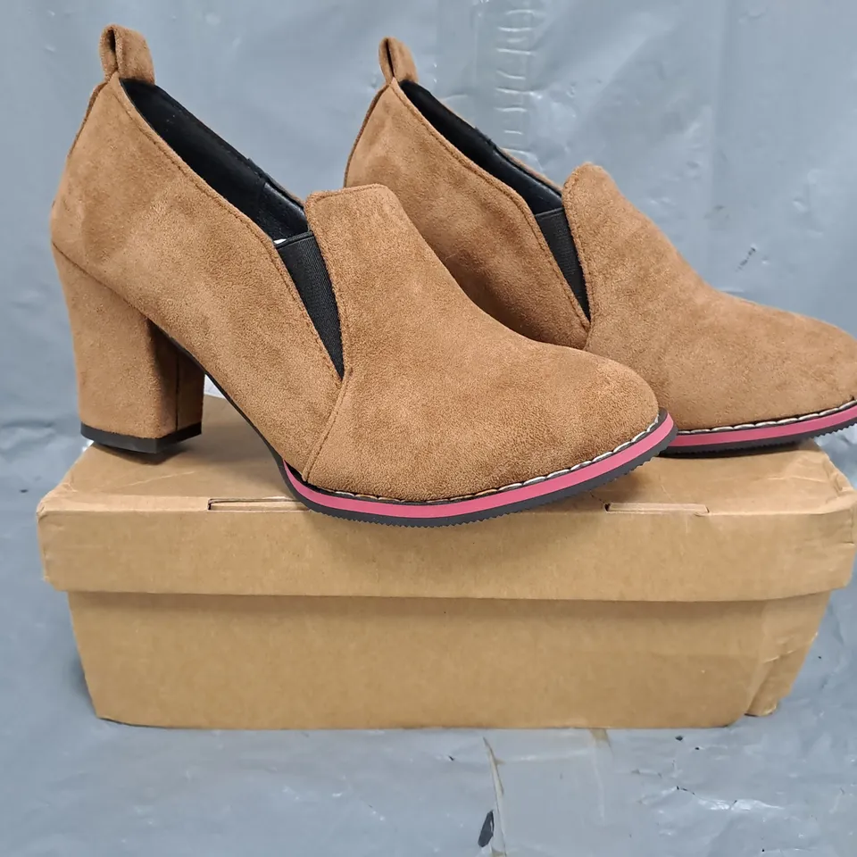 BOXED PAIR OF UNBRANDED BLOCK HEEL SHOES IN BROWN SIZE EU 36