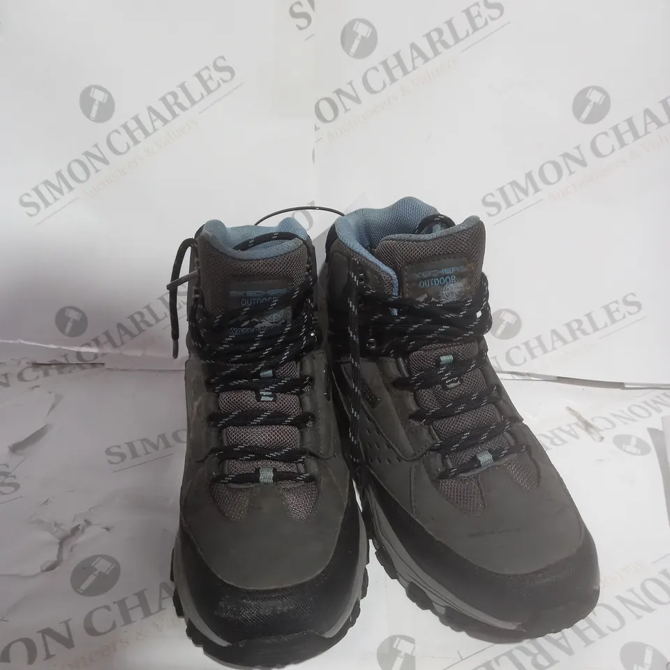 BOXED PAIR OF SKECHERS CHARCOAL HIKING BOOTS SIZE 4.5