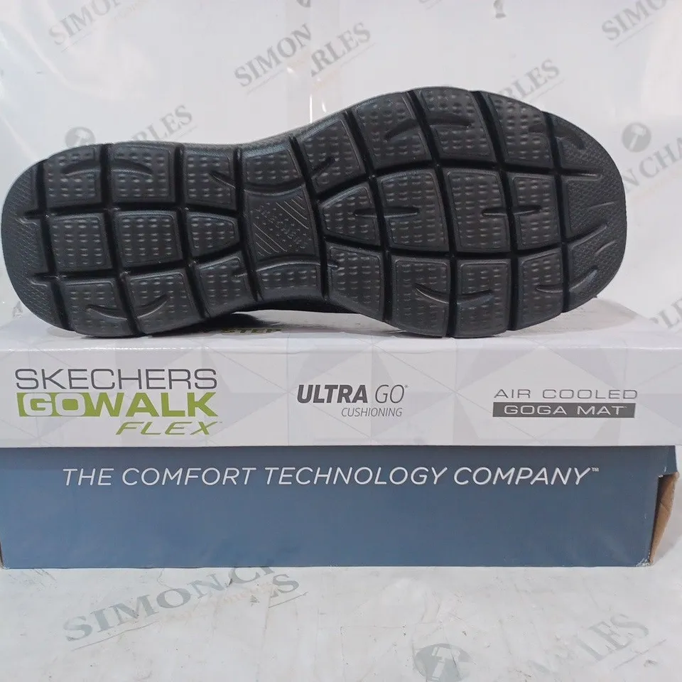 BOXED PAIR OF SKECHERS GO WALK TRAINERS IN GREY/BLACK UK SIZE 9.5