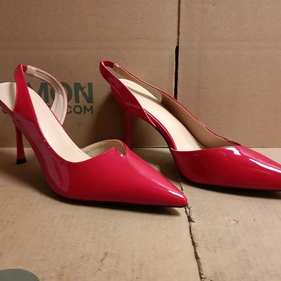 BOXED PAIR OF UNBRANDED POINTED TOE HEELS IN RED SIZE EU 44