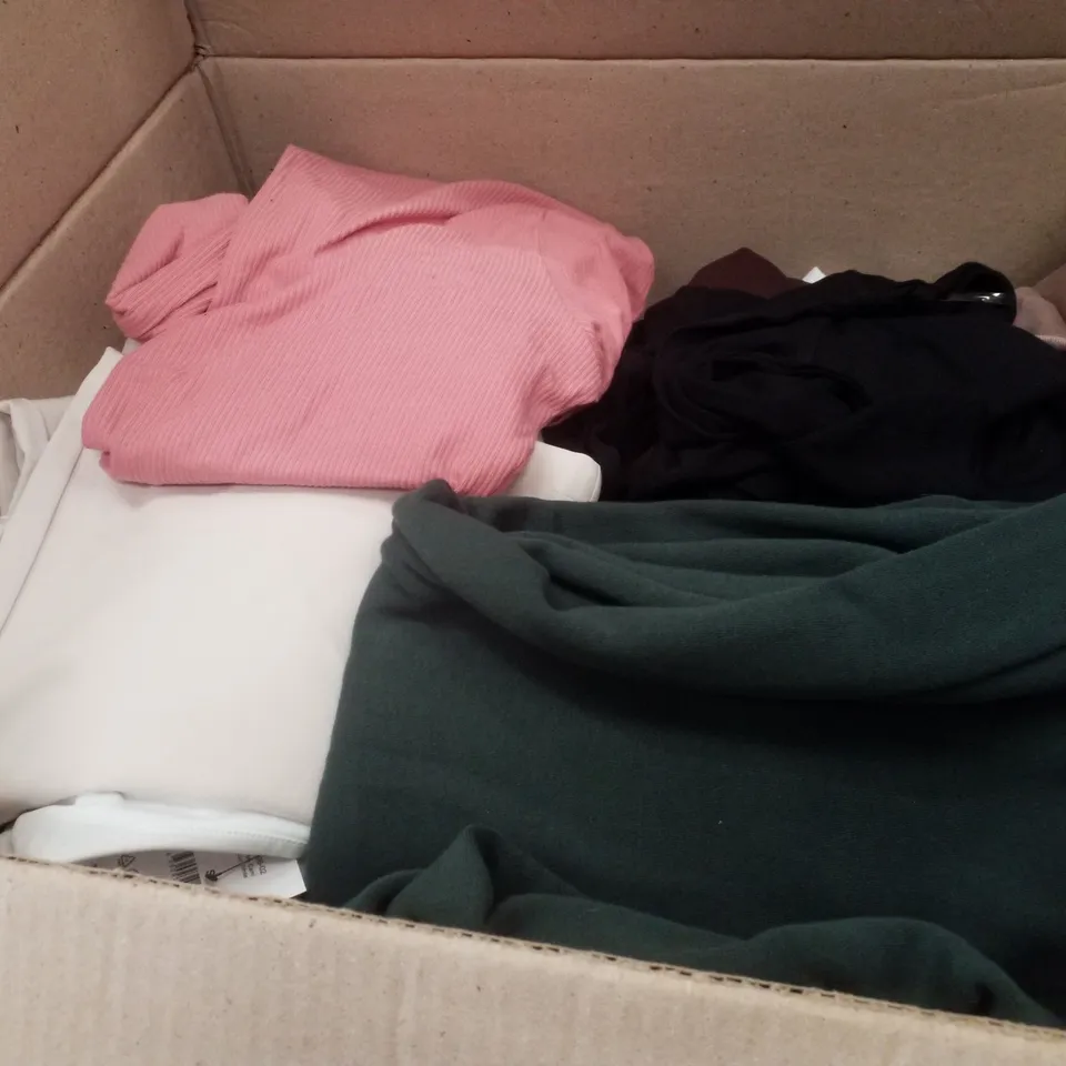 PALLET CONTAINING ASSORTED CLOTHING INCLUDING JEANS, PUFFER JACKET, SWEATPANTS & SHIRTS