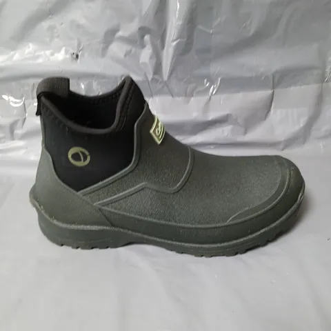 PAIR OF COTSWOLD COLEFORD EVERYDAY WELLINGTONS - GREEN - 9